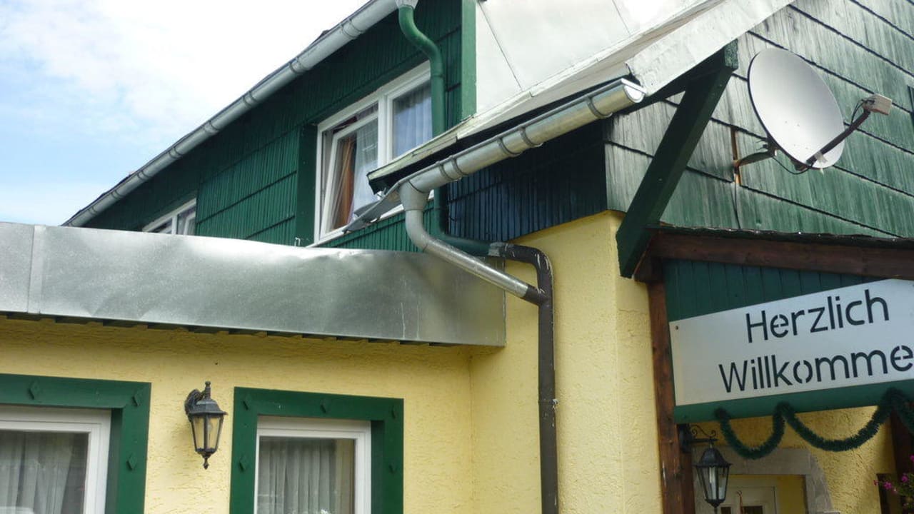 Regenrinne im Bereich des Eingangs Hotel Bayernstern