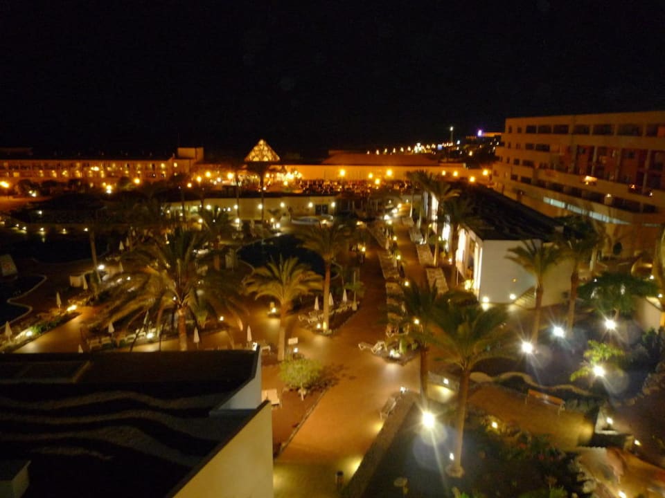 Blick vom Balkon auf Pool bei Nacht Iberostar Waves Gaviotas Park