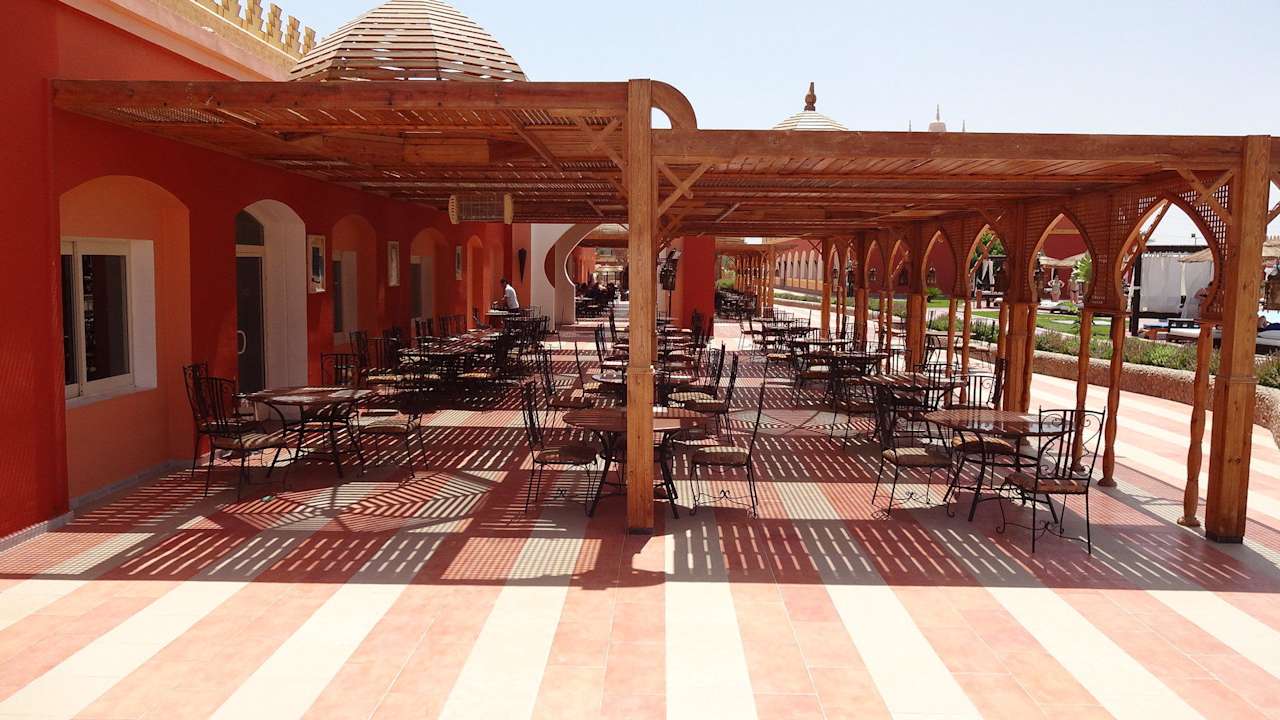 Sitzbereich draußen Hauptrestaurant Pickalbatros Alf Leila Wa Leila Resort - Neverland Hurghada