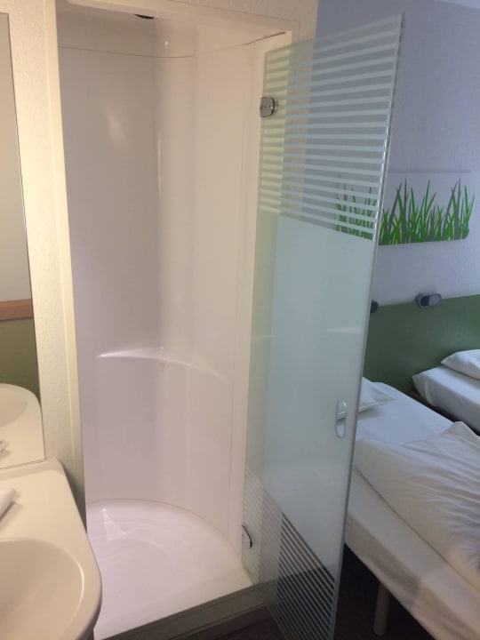 Zimmer linke Seite B&B HOTEL Würzburg-Ost