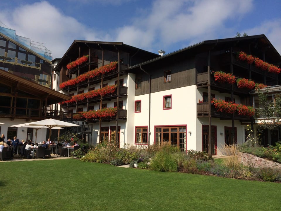 Außenansicht mit Terrasse Hotel Kitzhof Mountain Design Resort