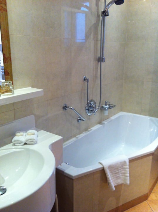 Bad kombinierte Wanne mit Dusche Hotel Elefant