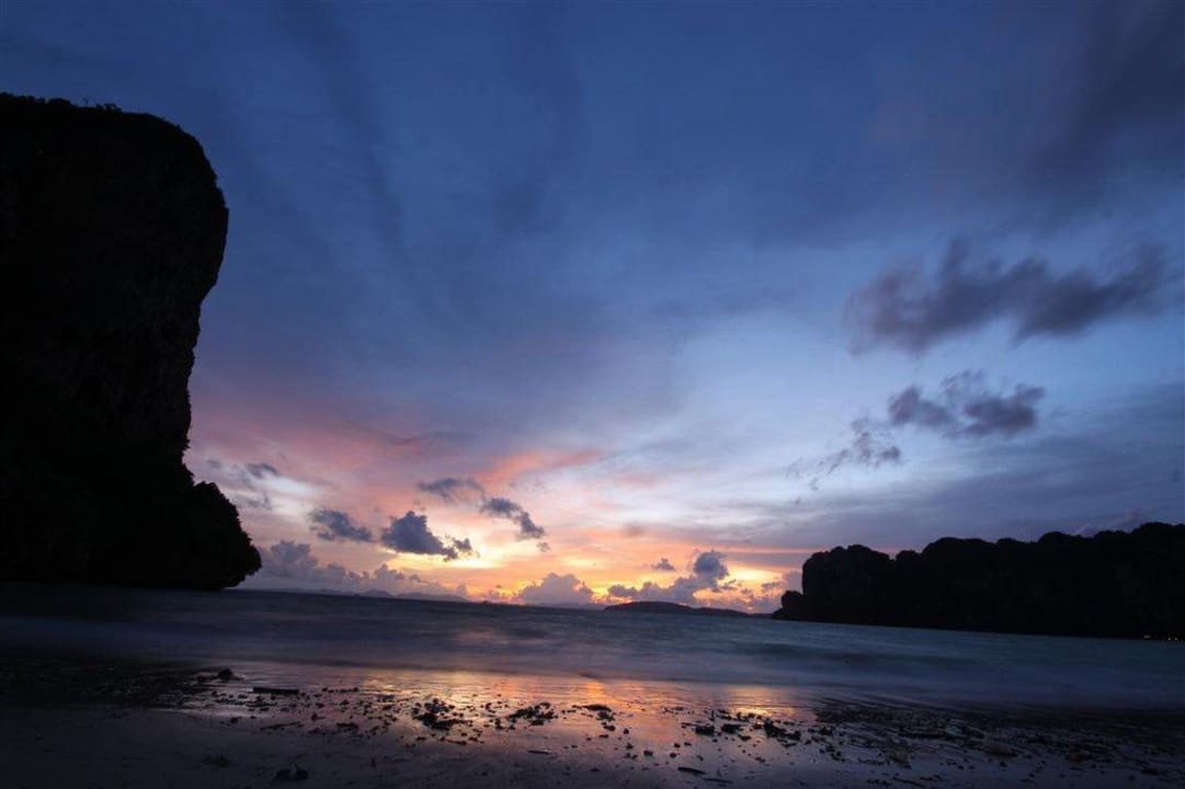 Unser Hotelstrand bei Sonnenuntergang. Sehr schön! Hotel Railay Bay Resort & Spa