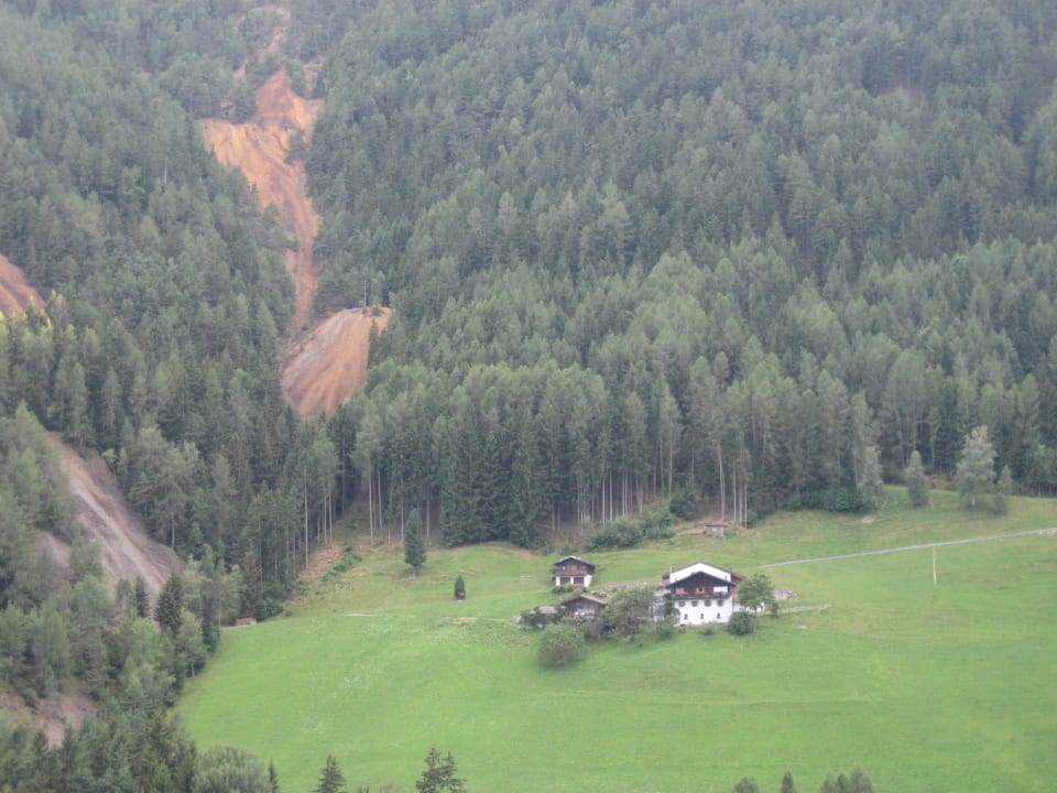 Ein gegenüber liegender Berg mit einem weiteren Ho Schienhof