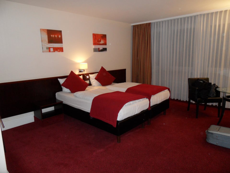 Gemütliches Bett Leonardo Hotel Hamburg Elbbrücken