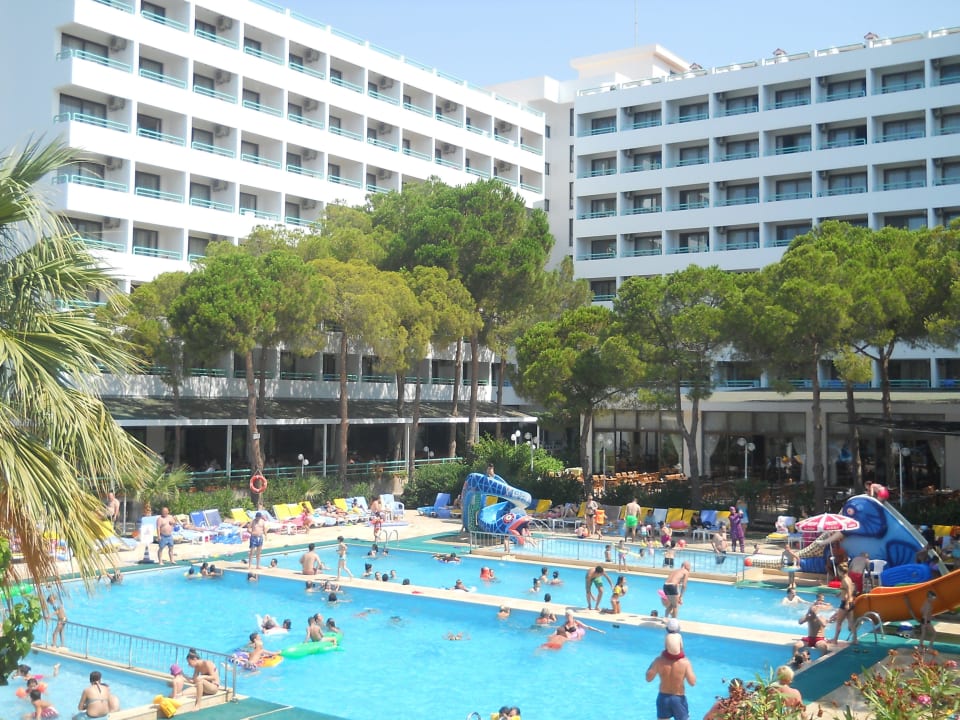 Widok z tarasu na hotel Hotel Grand Efe