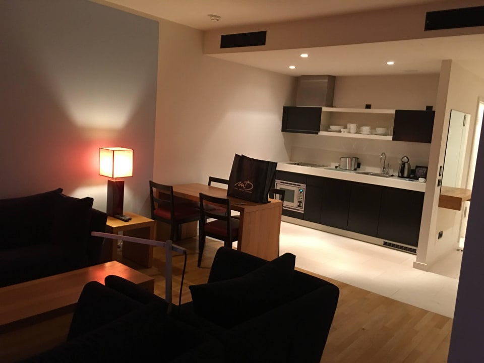 Wohnbereich mit blick auf Einbauküche Clipper Boardinghouse Hamburg-Holzhafen