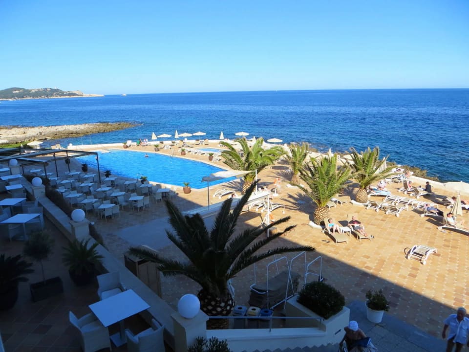 Blick vom Balkon auf den Außenpool Grupotel Aguait Resort & Spa - Adults only