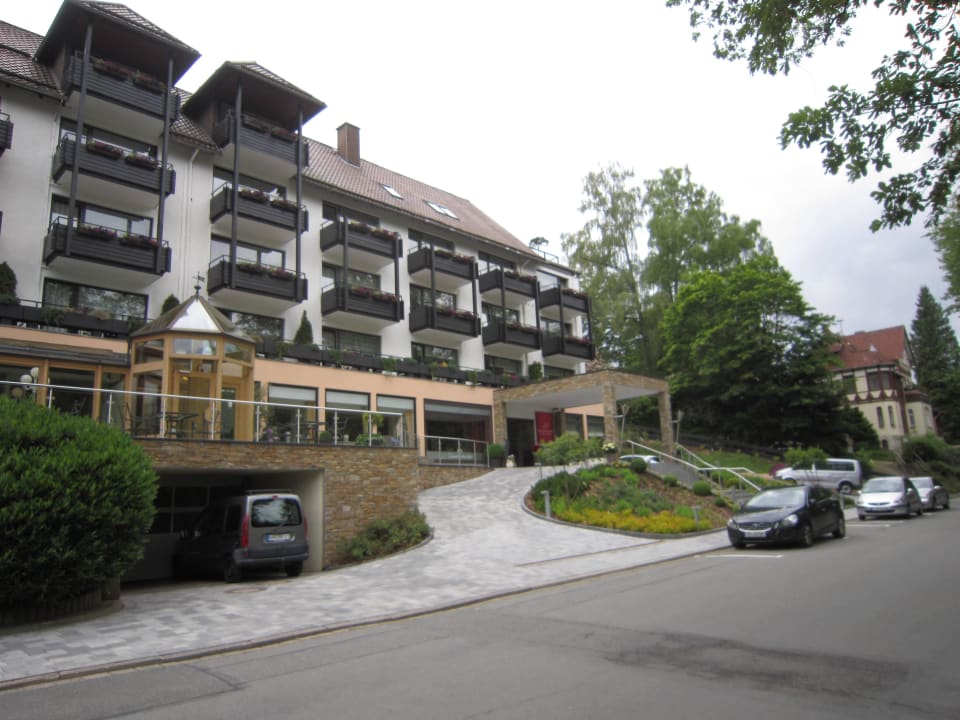 Neu gestalteter Zufahrtsbereich zum Hotel Romantischer Winkel RoLigio® & Wellness Resort
