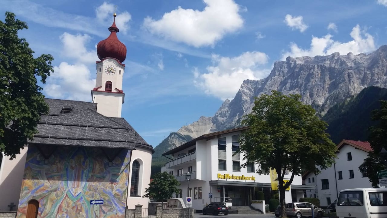 Ehrwald, vorm Hotel  Hotel Sonnenspitze