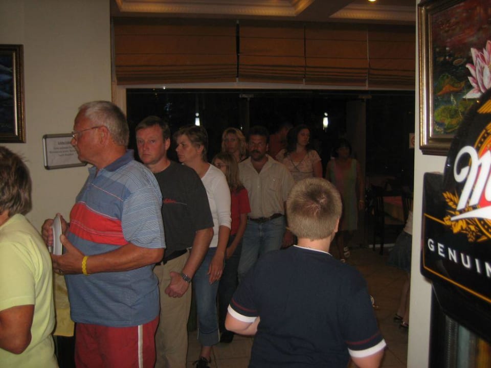 Schlangestehen beim Abendbrot Hotel Gardenia Beach