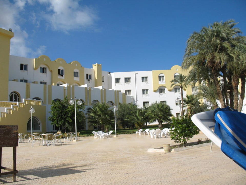 Blick vom Pool aufs Hotel Djerba Castille