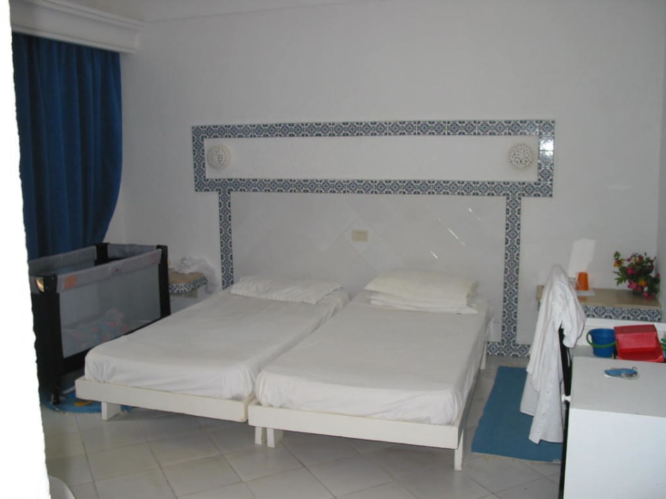 Zimmer nachdem der Zimmerboy da war. Hotel Sangho Club Zarzis