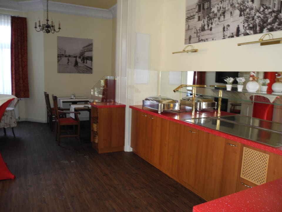 Hier wird das Frühstücksbuffet aufgebaut Hotel Weisse Düne