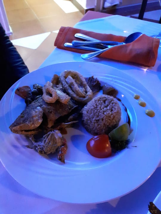 Hauptgang im Fischrestaurant Desert Rose