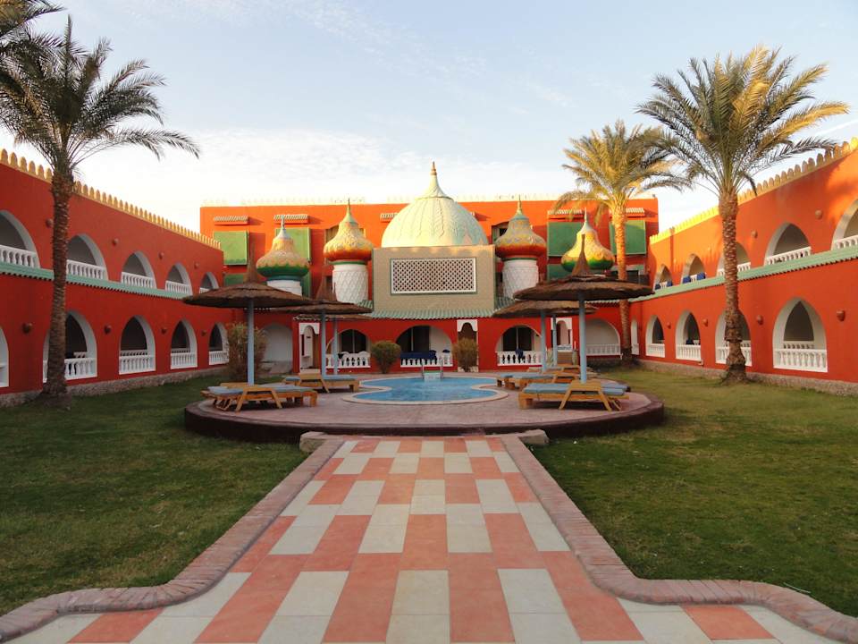 Ein ganz kleiner Pool weiter weg Pickalbatros Alf Leila Wa Leila Resort - Neverland Hurghada