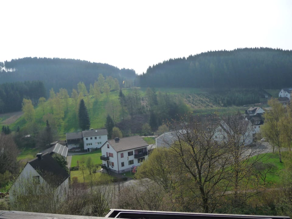 Blick vom Balkon ins Tal zum Ort Hotel Hennemann