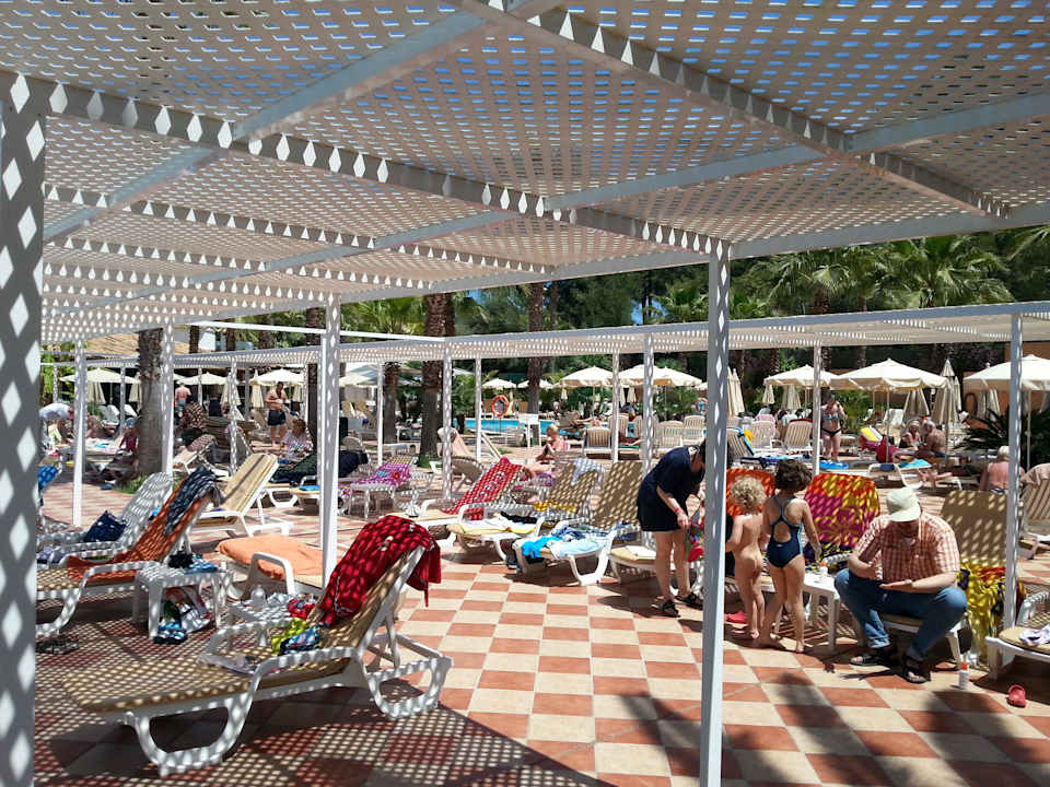 Überdachte Liegen Flipflop Cala Romantica