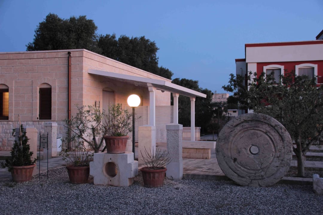 Rezeption links im Bild Hotel Borgo Ritella
