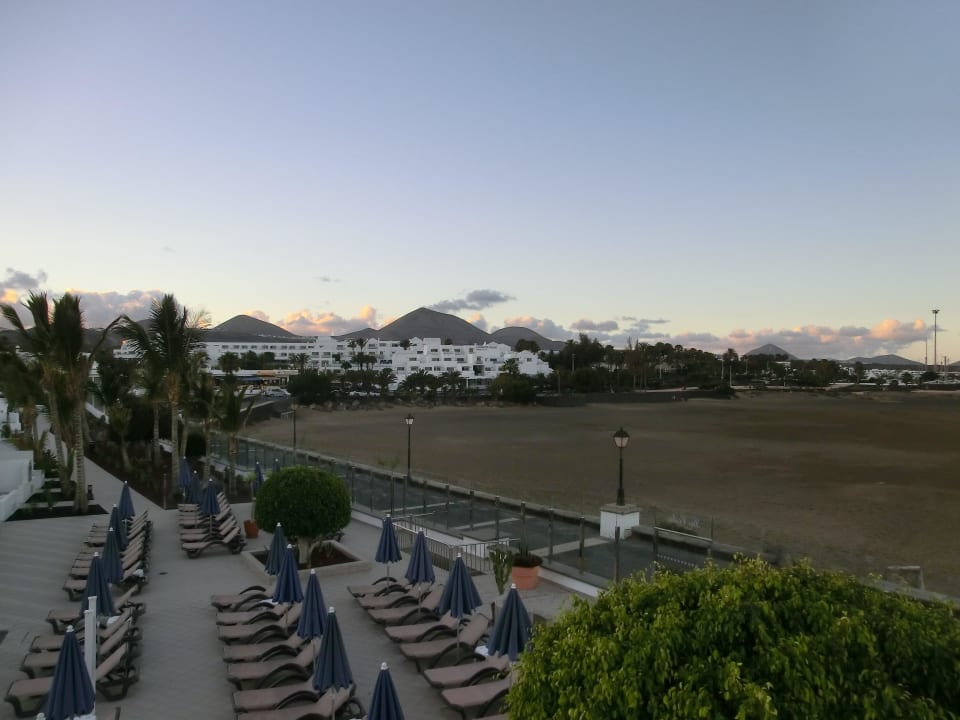 Liegen am Pool Hotel Las Costas