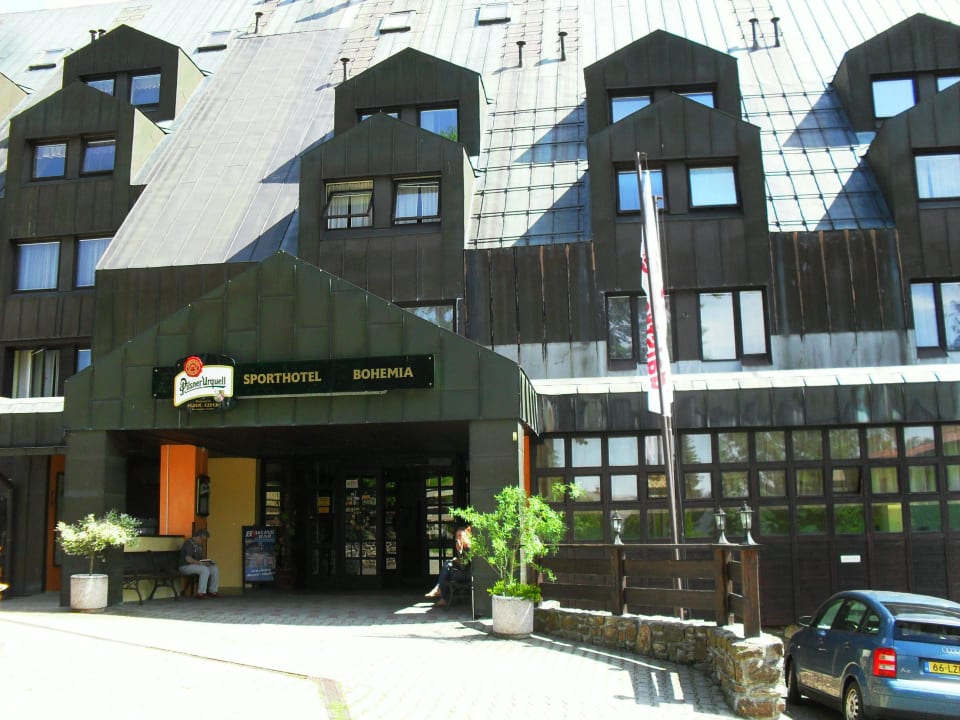 Eingang Sporthotel Bohemia