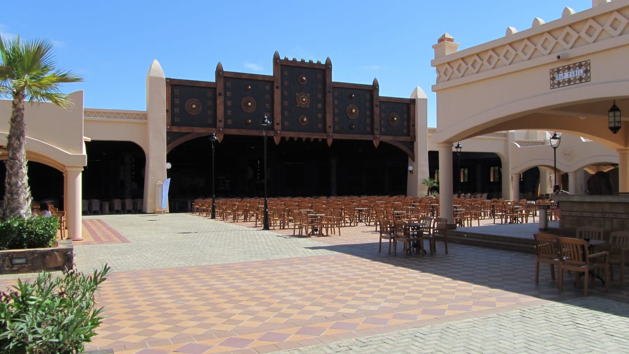 Plaza mit Blick auf Showbühne Hotel Riu Touareg