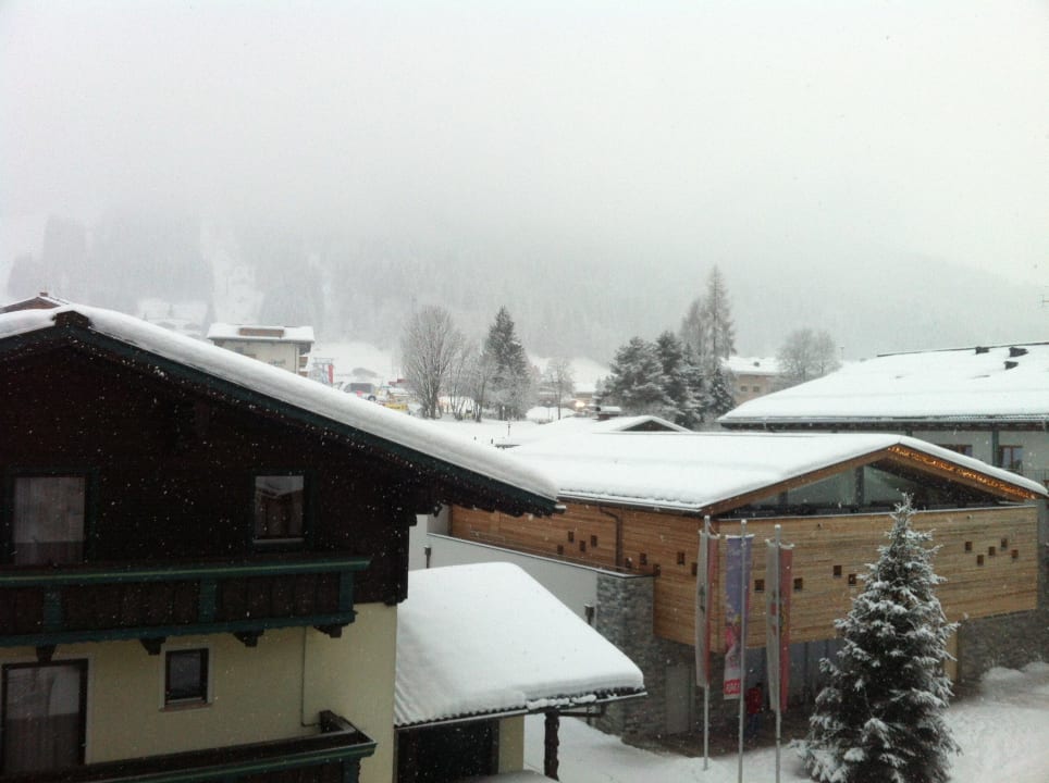 Blick vom Balkon zum Lift und Pension gegenüber Hotel Salzburgerhof