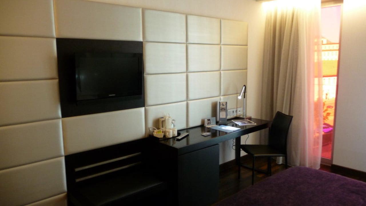 Schreibtisch und LCD-TV Eurostars Grand Central