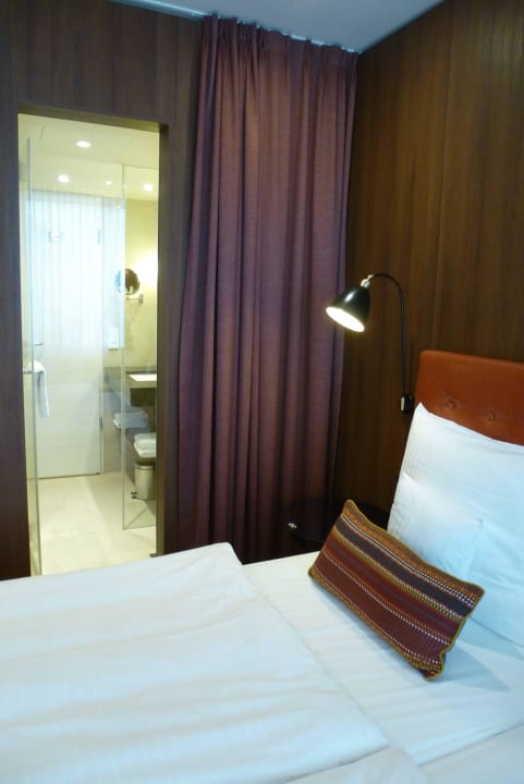 Blick in die gläserne Dusche AMERON Hamburg Hotel Speicherstadt