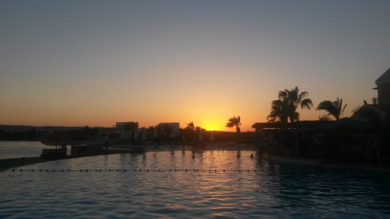 Sonnenuntergang am " Lagoon Pool " Mövenpick Resort & Spa El Gouna