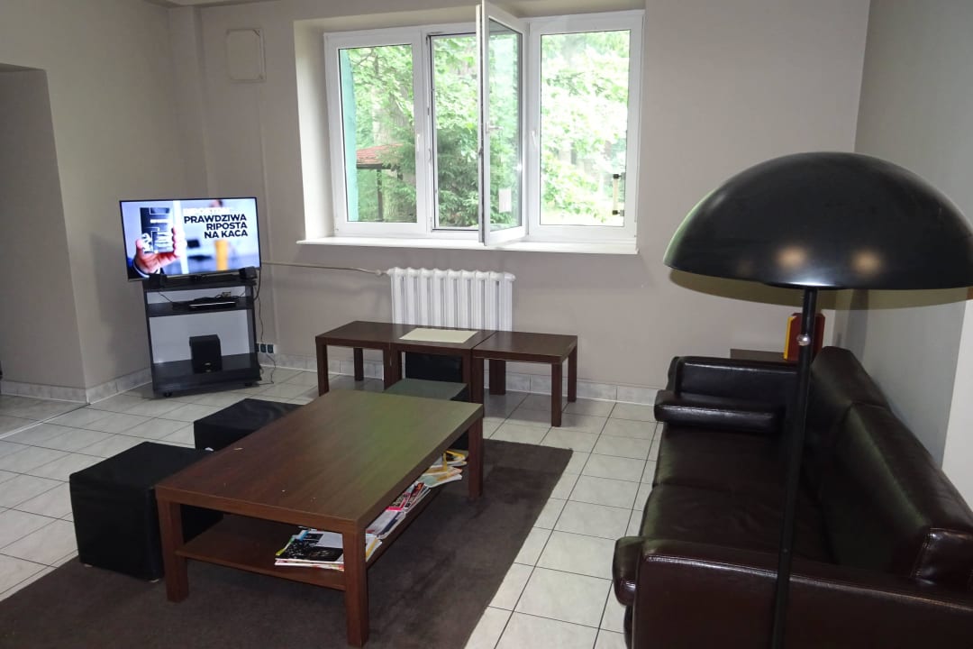 Kleine Lobby mit TV Hotel Wilczy Szaniec
