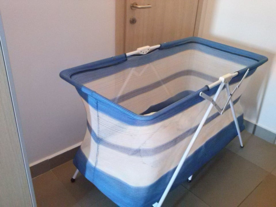 Reisebett undn Tür zum Nachbarn Atlantica Mikri Poli Crete