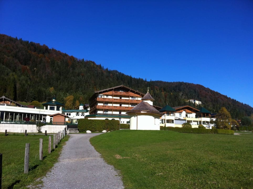 Seeresidenz und im Hintergrund Panorama Hotel Panorama Wellness & Spa by alpha