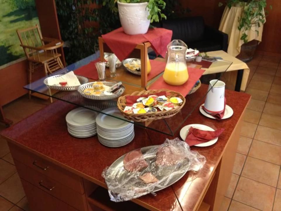 Zu kleine Auswahl und eklige Folie auf der Wurst Hotel Grischunata Weiss Kreuz