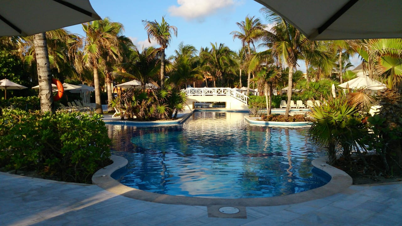 In den Garten integrierte Poolanlage Bahia Principe Luxury Akumal