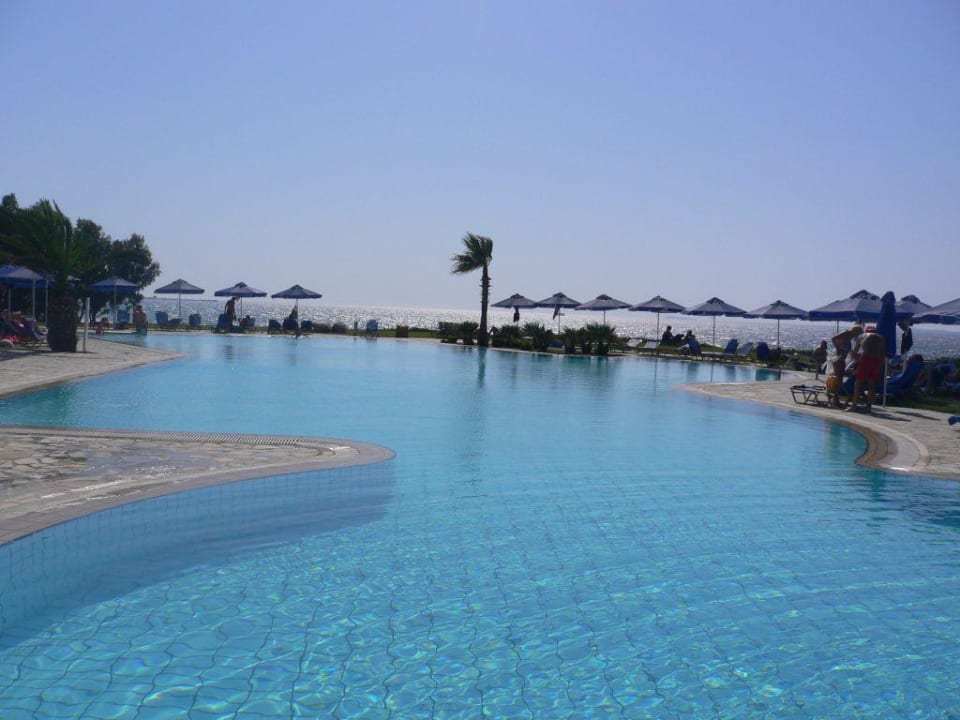 Eine der 4 Poolanlagen Neptune Luxury Resort