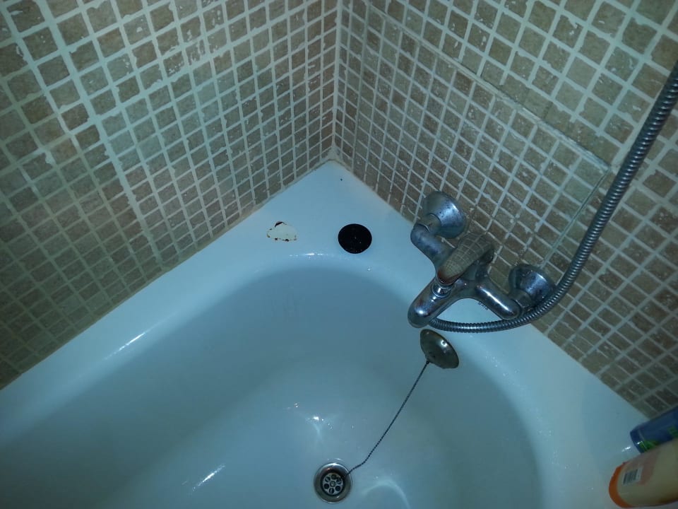 Wanne kaputt Duschkopf rissig FLOR los Almendros Apartamentos