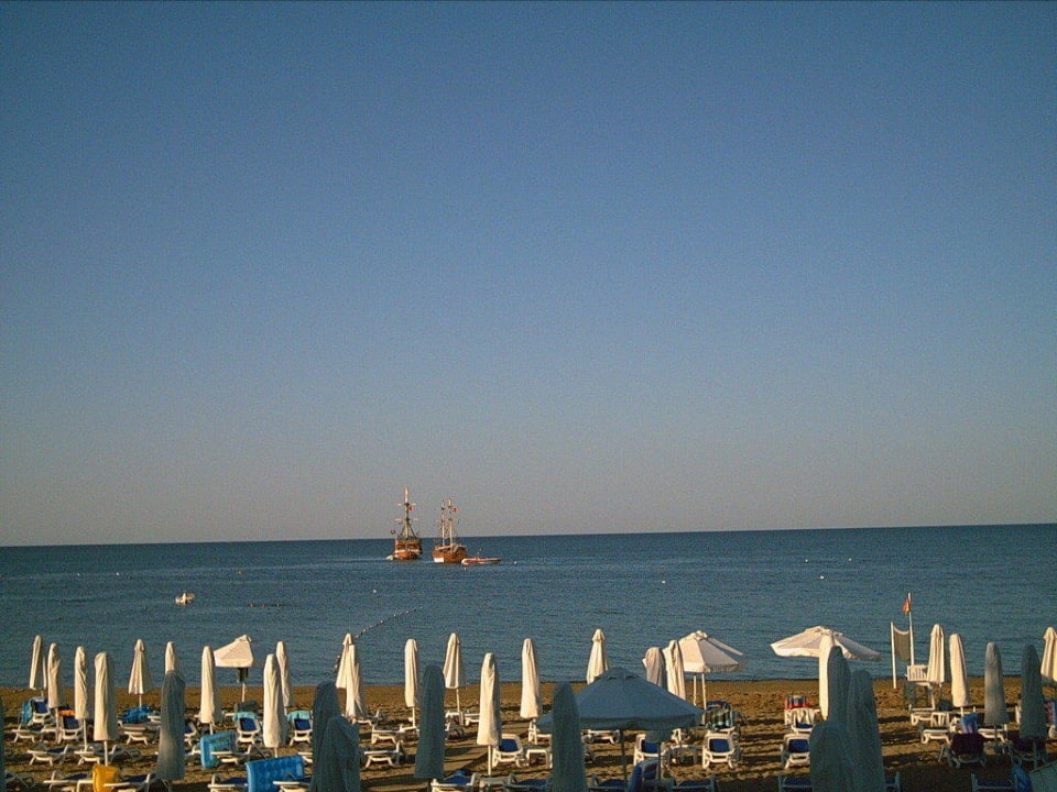 Strand bei Sonnenaufgang Hotel Grand Side