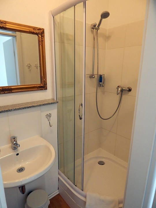 Bad im Zimmer Art Hotel & Hostel