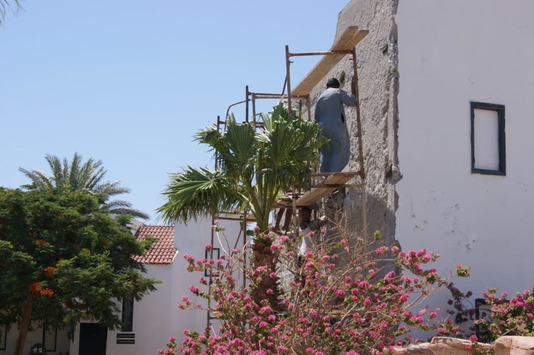 Renovierungsarbeiten an der Fassade Lotus Bay Beach Resort