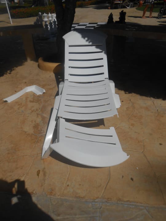 Einiger der Liegen am Pool Iberostar Waves Costa Dorada