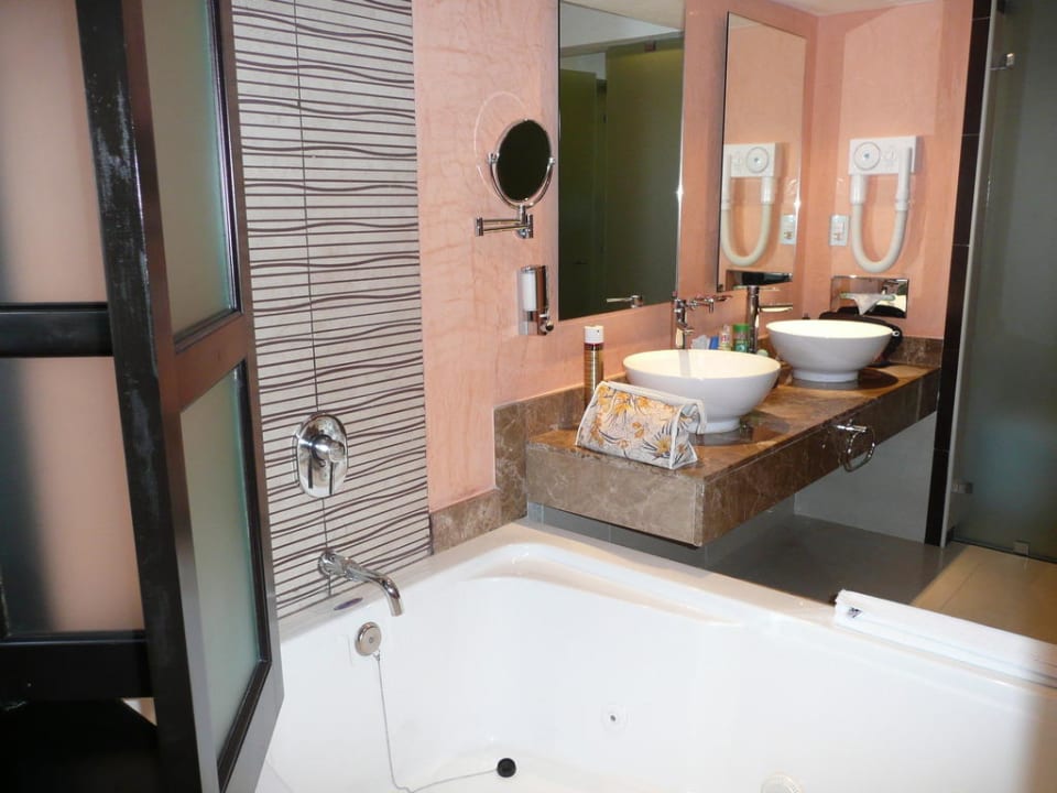Grosses Bad mit Poolbadewanne Sandos Playacar Select Club Adults only - All Inclusive