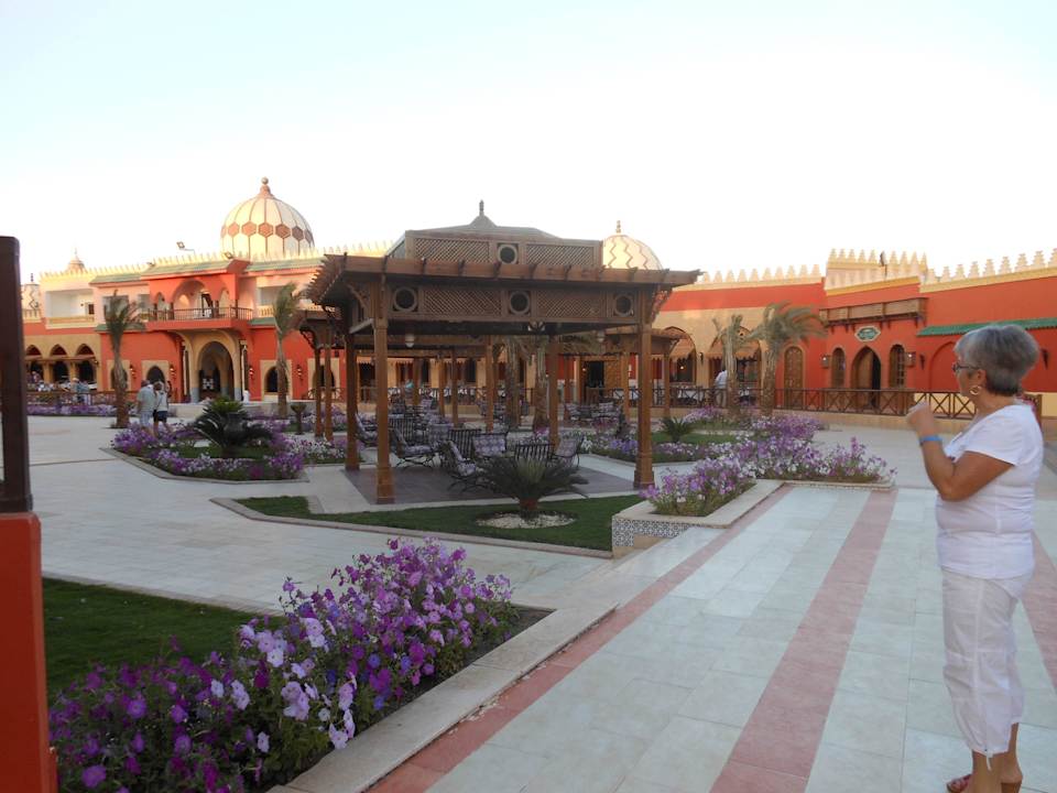 Große Veranda vor den Restaurants Pickalbatros Alf Leila Wa Leila Resort - Neverland Hurghada