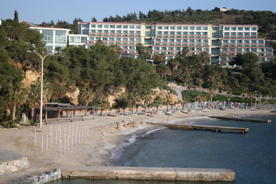 Blick auf Strand und Hotelhauptteil Hotel Pine Bay Holiday Resort