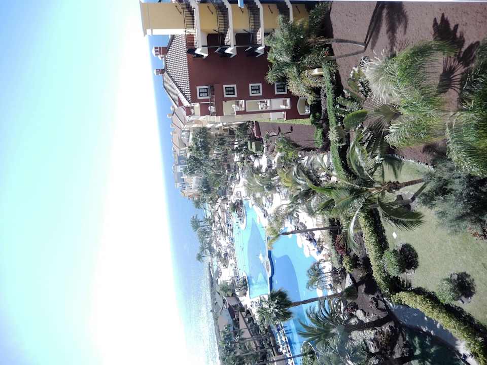 Blick auf die obere Poolanlage Bahia Principe Sunlight Costa Adeje