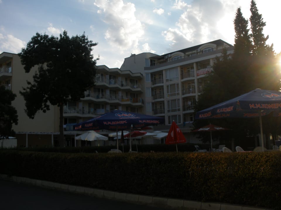 Außenansicht am späten Nachmittag Hotel Karlovo