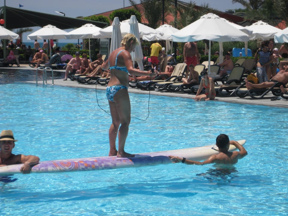 Poolspiel am Mittag Limak Lara Deluxe Hotel & Resort