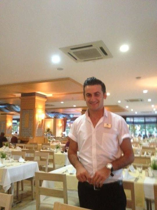Ein super netter charmanter Kellner Can Garden Resort
