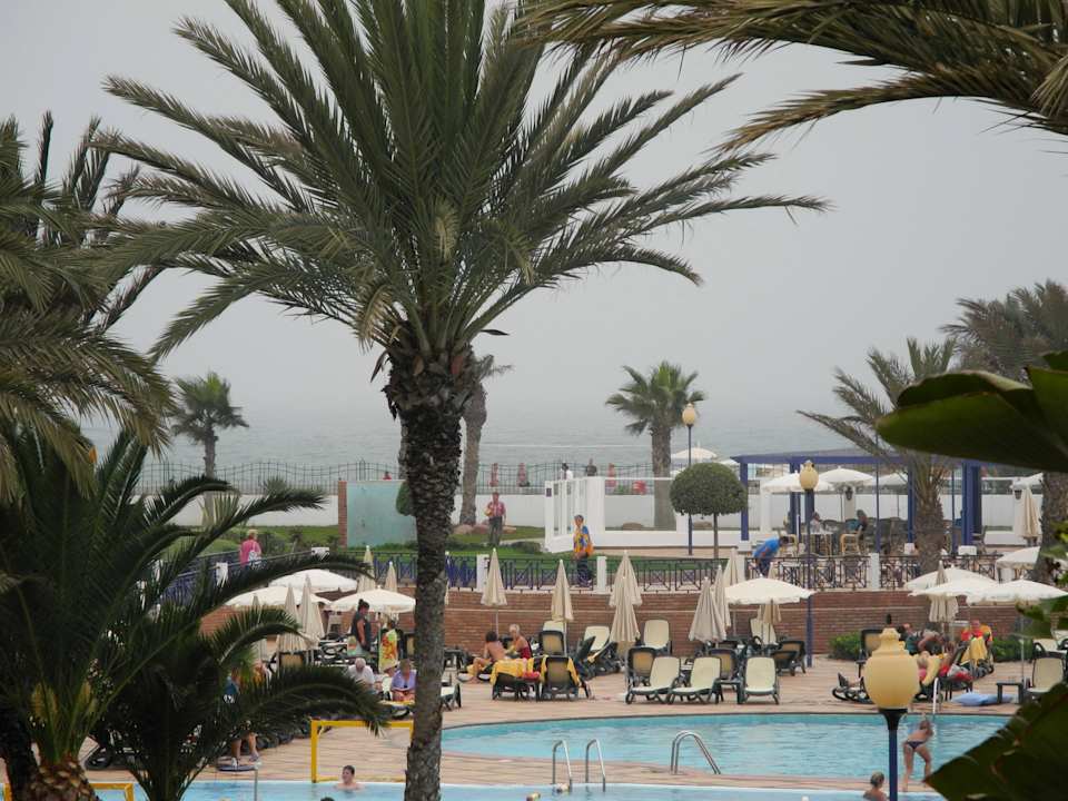Blick vom Balkon über Poolanlage Iberostar Waves Founty Beach