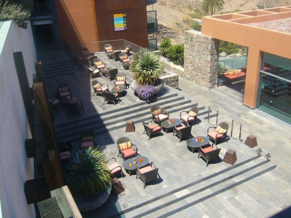 Blick in den Lounge-Innenhof Salobre Hotel Resort & Serenity